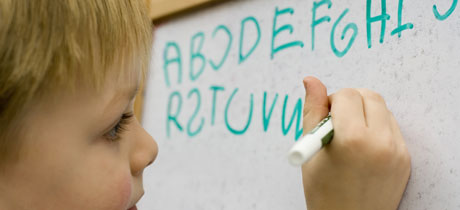 niño escribiendo